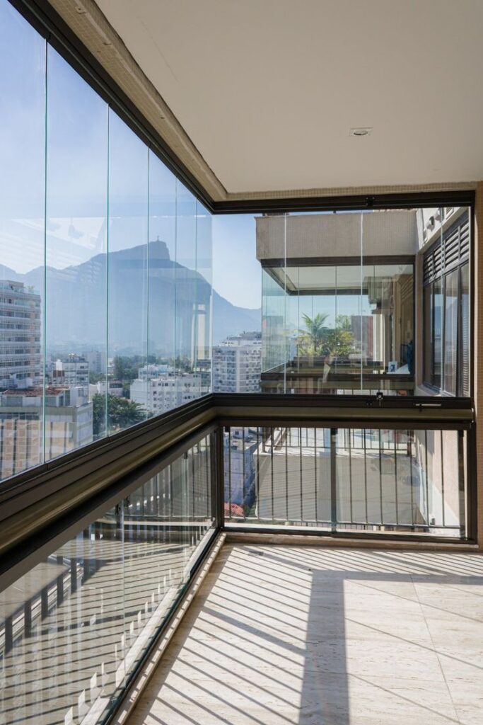 sistema de fechamento de varanda com vidro retrátil