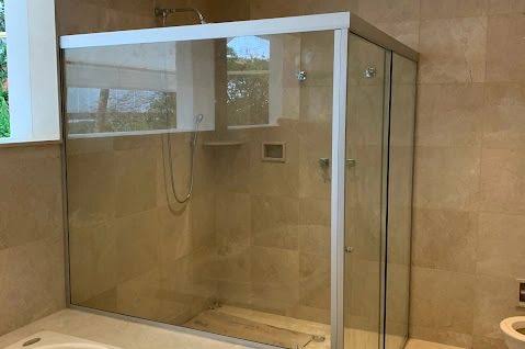 Box de vidro temperado instalado pela Vidraçaria no Jardim Paulista