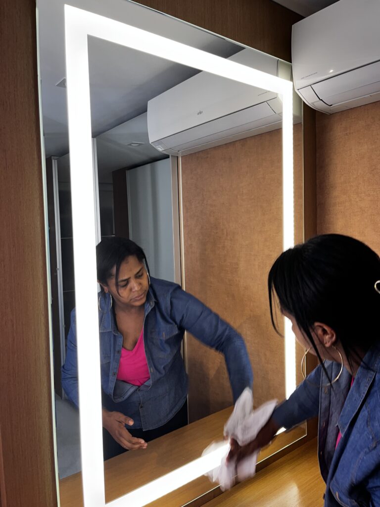 Espelho com LED instalado no Itaim Bibi, iluminação moderna e elegante