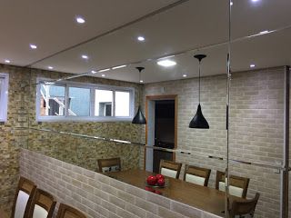 espelho com junção instalado em parede de sala moderna