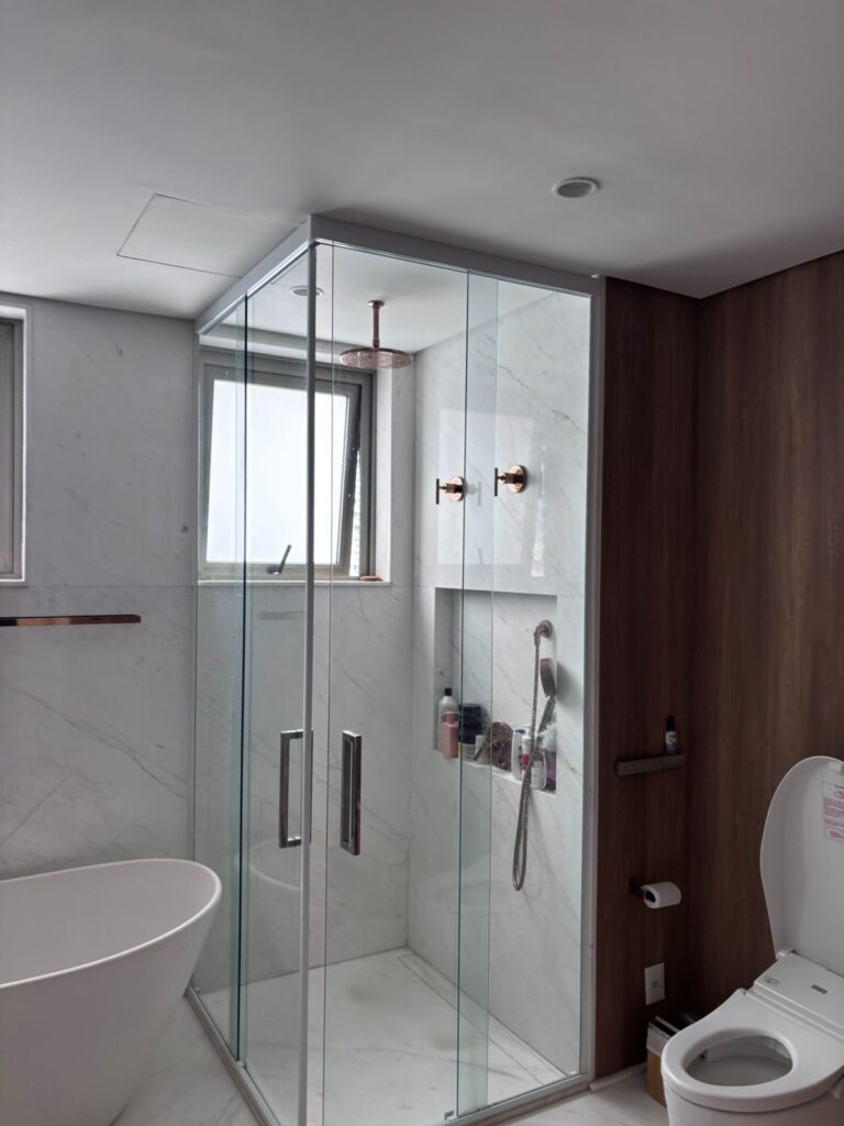 Box para banheiro de vidro temperado instalado em Pinheiros