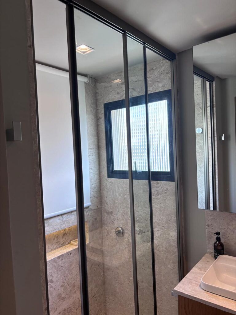 Vidraçaria em Pinheiros com acabamento de alto padrão